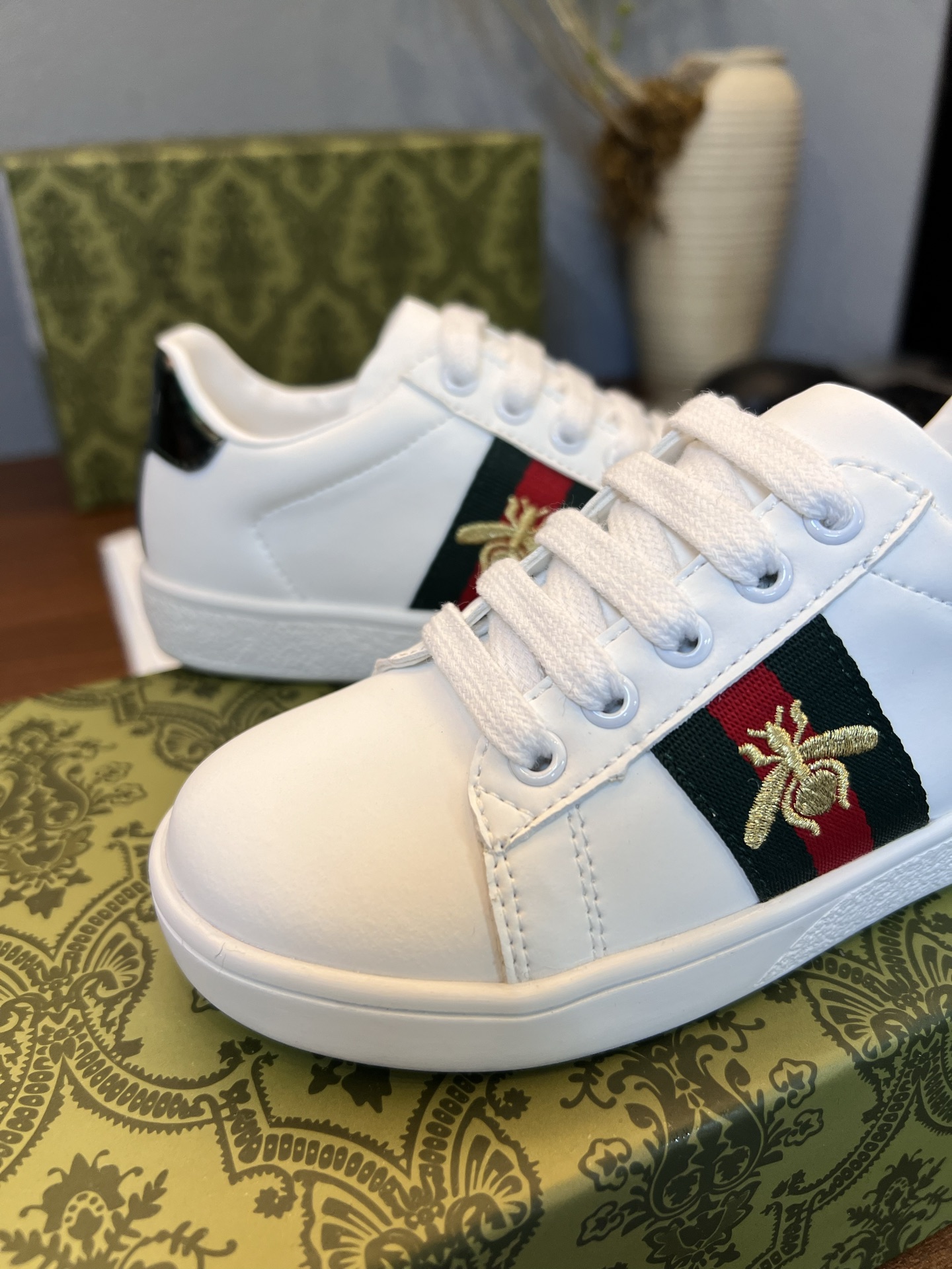 Children's shoes child